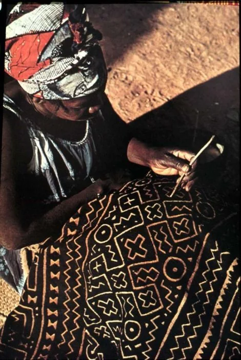 Artisane façonnant un textile traditionnel ivoirien